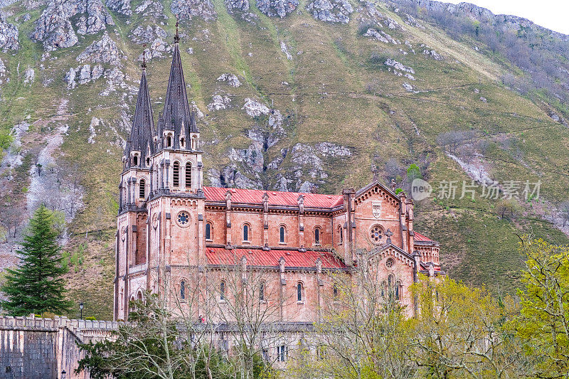 Santa Basilica of Santa María la Real是位于阿斯图里亚斯公国科瓦东加的天主教礼拜场所